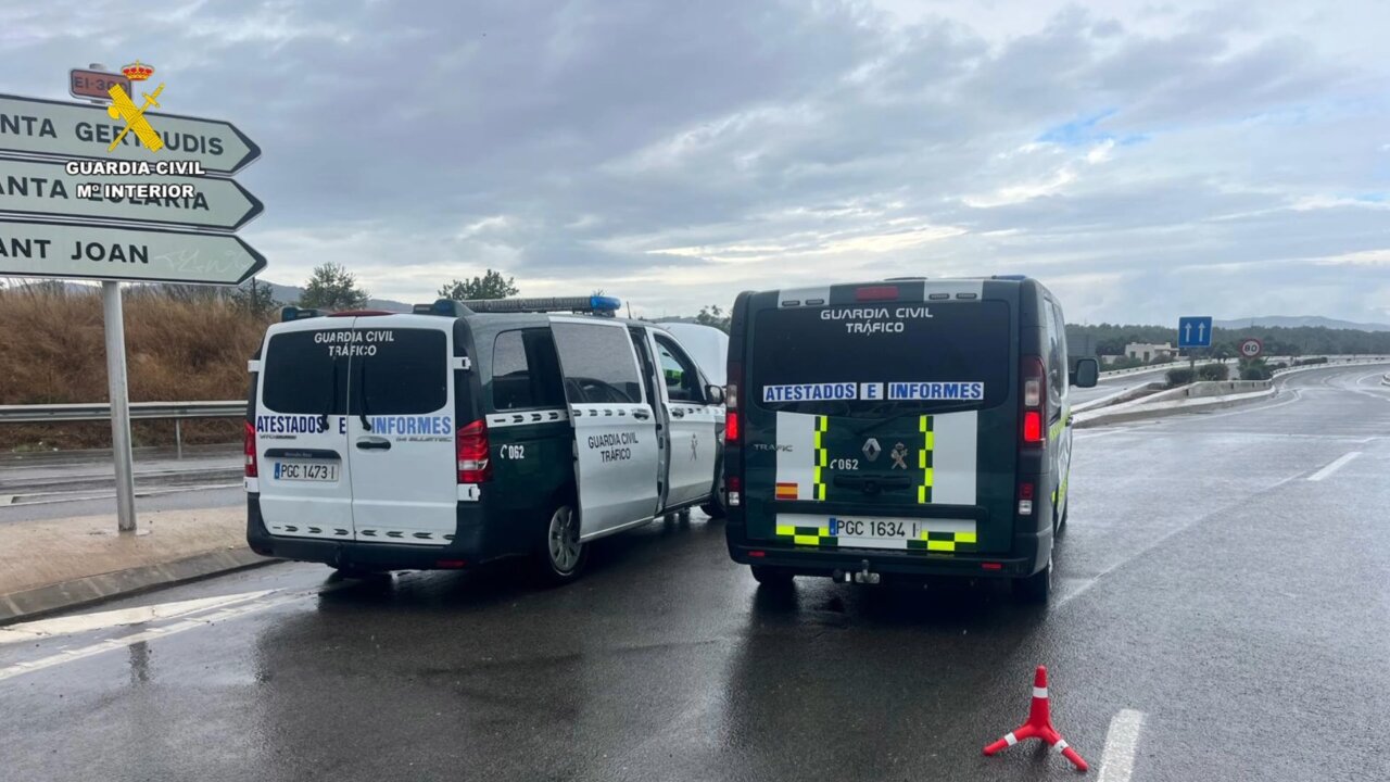 Vehículos de la Guardia Civil en una carretera de Ibiza durante la DANA