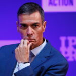 Manifestaci&oacute;n en Espa&ntilde;a contra la flotilla a Gaza con asistentes y pancartas.