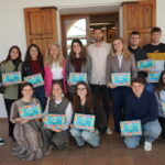 Grupo de jóvenes con diplomas en Santa Eulària des Riu