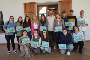 Grupo de j&oacute;venes con diplomas en Santa Eul&agrave;ria des Riu