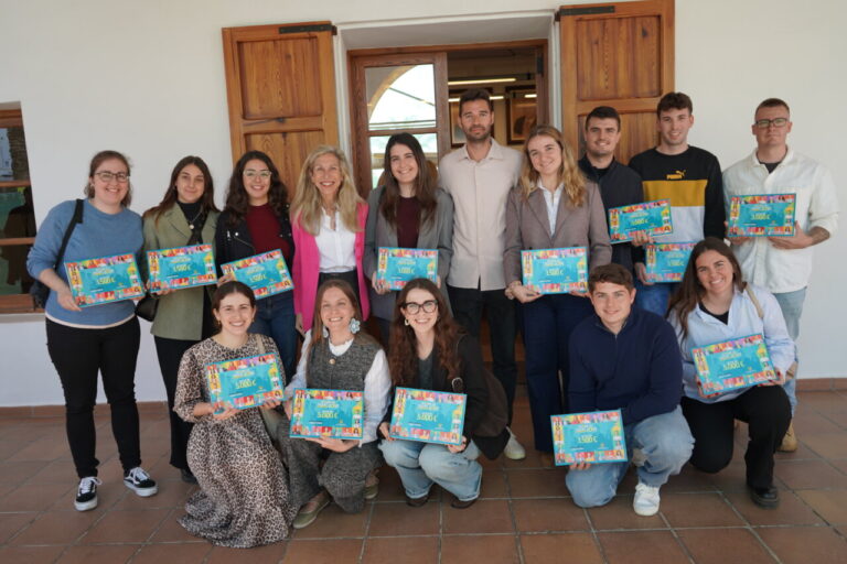 Grupo de jóvenes con diplomas en Santa Eulària des Riu