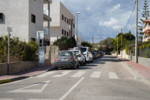 Vista de una calle en Can Rimbaus con coches estacionados