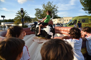 Ni&ntilde;os disfrutando de un evento de ocio juvenil en Santa Gertrudis