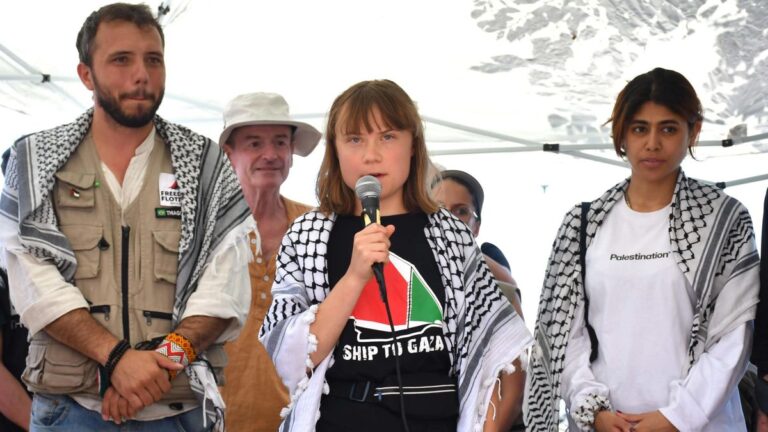 Greta Thunberg y activistas en la flotilla hacia Gaza