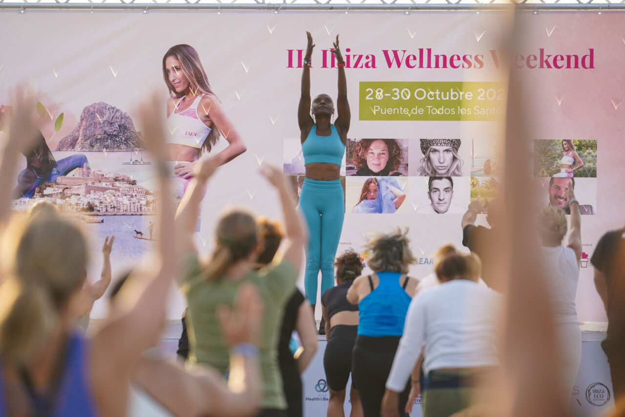 Participantes en el VI Ibiza Wellness Weekend realizando ejercicios al aire libre.