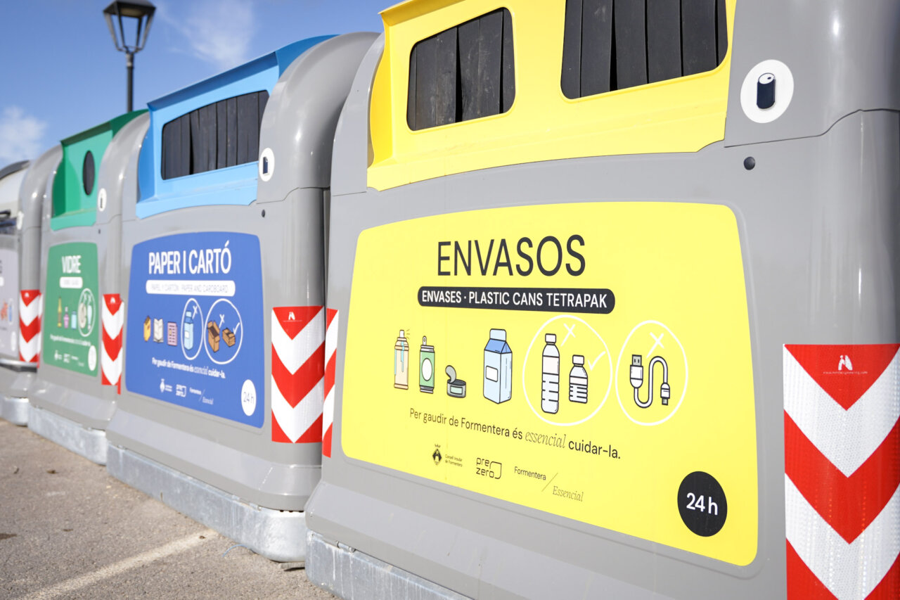 Contenedores de reciclaje en Formentera con mensajes de sostenibilidad