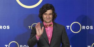 Morante de la Puebla en un evento, vistiendo un traje y una pajarita colorida.