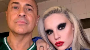 Pedro Munster junto a Alaska