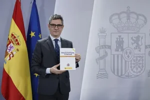 El ministro F&eacute;lix Bola&ntilde;os con el proyecto de nueva Ley de Enjuiciamiento Criminal