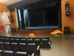Interior del Auditorio de Cas Serres inundado tras la tormenta