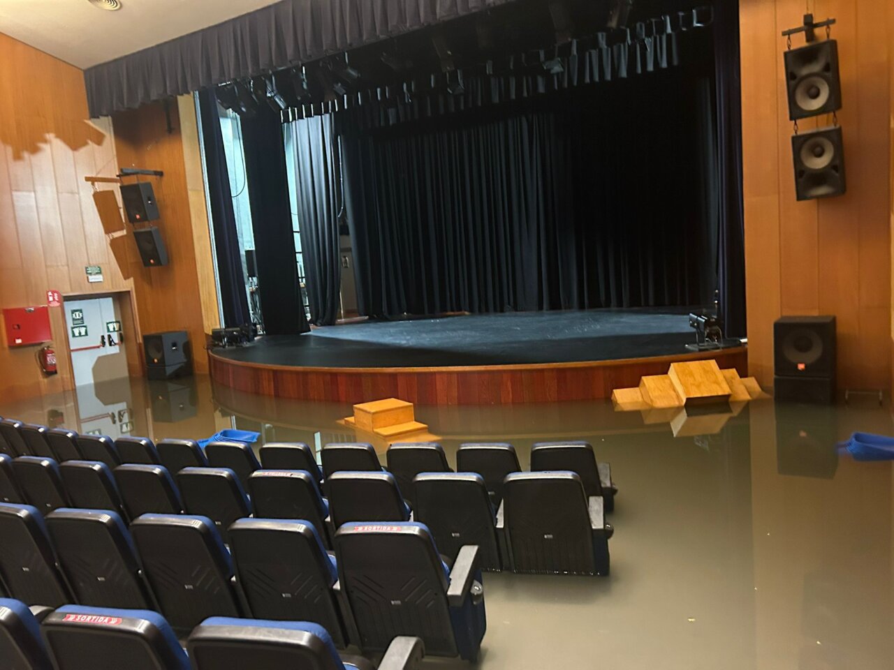 Interior del Auditorio de Cas Serres inundado tras la tormenta