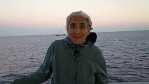 Ada Colau sonríe en la flotilla Global Sumud hacia Gaza.