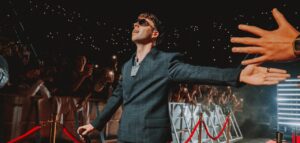 El artista Quevedo en concierto interactuando con el público en Valencia.