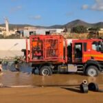 Maquinaria desaguando la carretera del aeropuerto de Ibiza tras inundaciones.