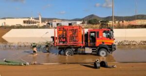 Maquinaria desaguando la carretera del aeropuerto de Ibiza tras inundaciones.
