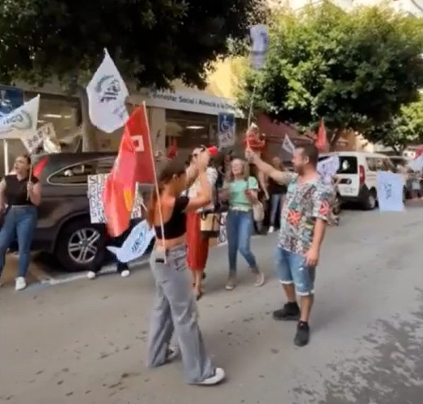 Protesta de trabajadores de residencias en Ibiza con banderas y pancartas.