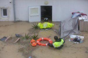 Casas inundadas por lluvias extremas en Ibiza con rescatista en el agua