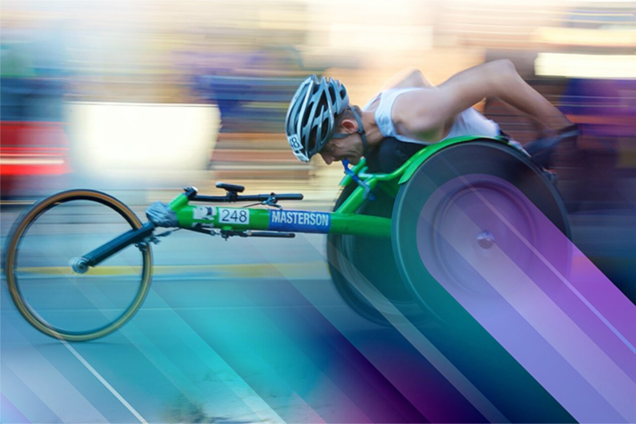 Competidor en una carrera de ciclismo adaptado con una bicicleta especial.