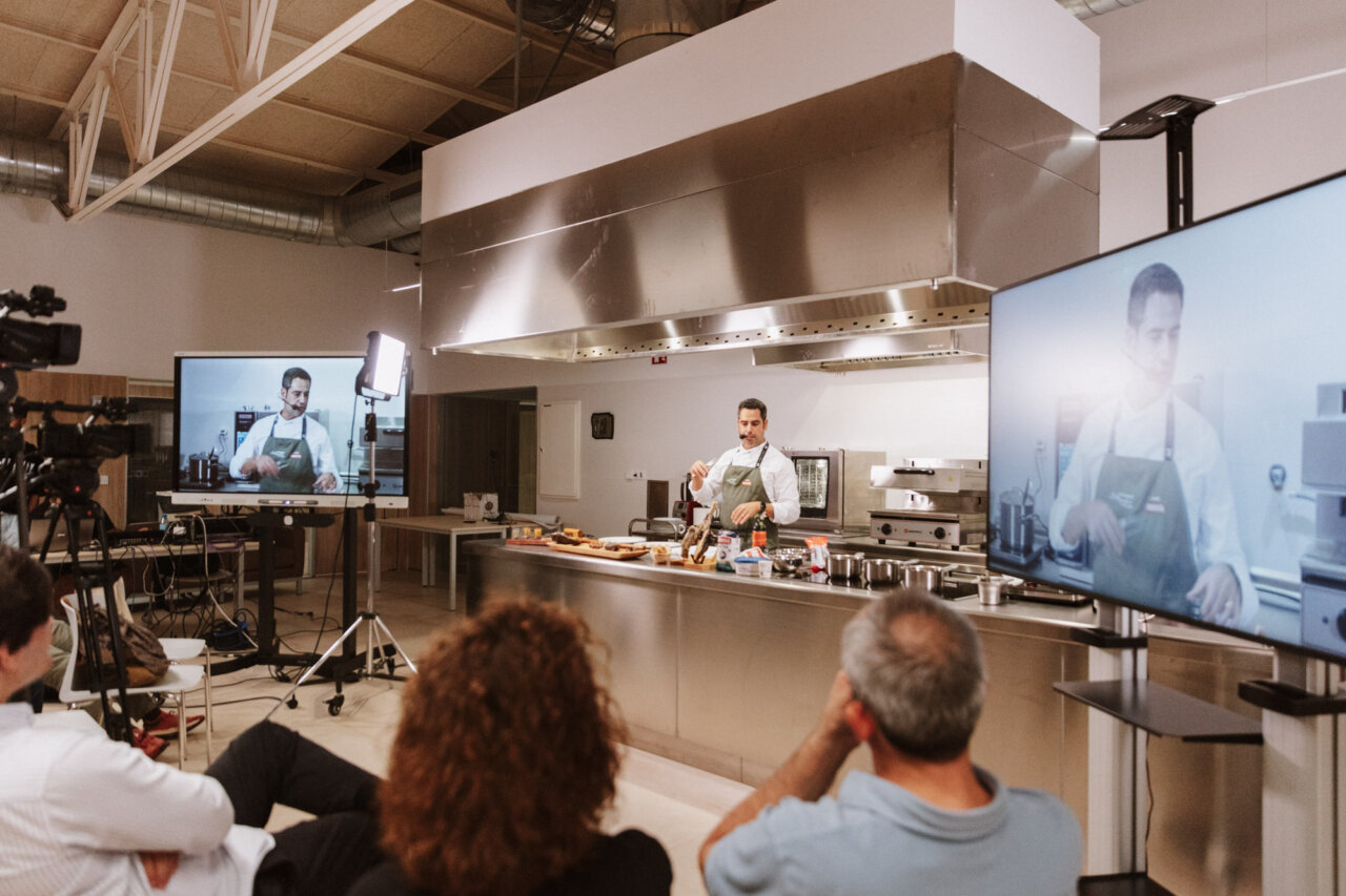 Chef presentando un plato durante el HIC Summit 2025 en Ibiza.
