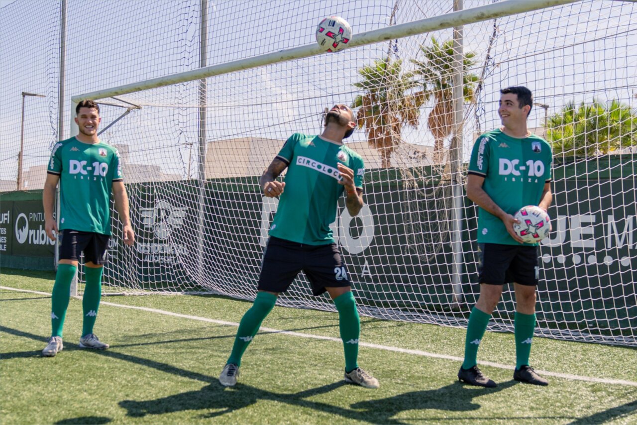 Jugadores de la Penya Esportiva Sant Jordi con nueva camiseta de DC10