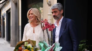 Susanna Griso y Luis Enr&iacute;quez sonr&iacute;en con flores en la mano