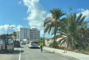 Tr&aacute;fico en Ibiza despu&eacute;s de las lluvias extremas con veh&iacute;culos y un operario.