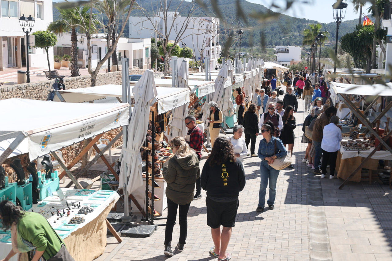 Vista del mercado con puestos de artesanía en Sant Josep