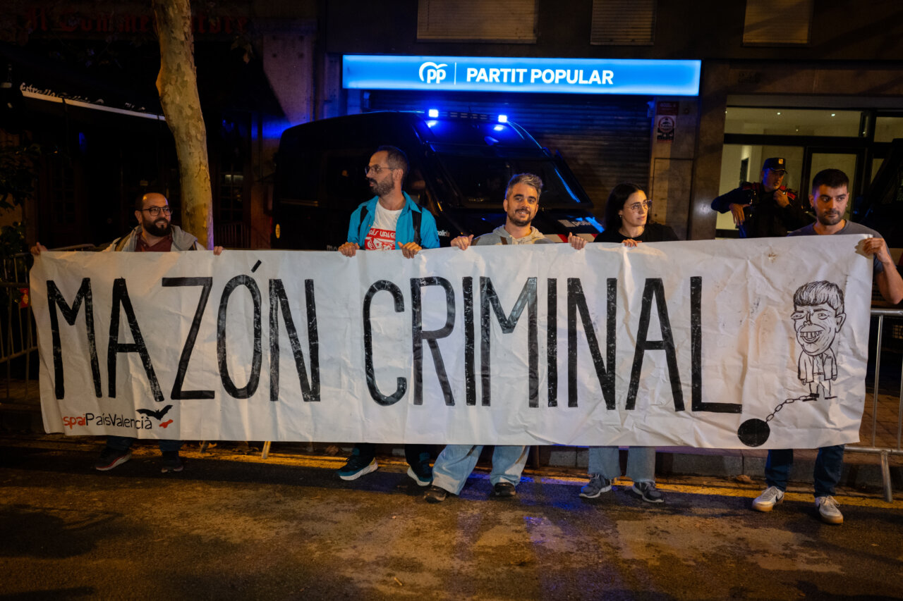 Concentración en Barcelona para pedir la dimisión de Carlos Mazón, un año después de la DANA