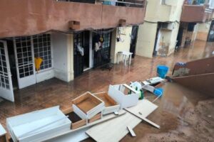 Inundaciones en casas de Ibiza con muebles dañados en el exterior