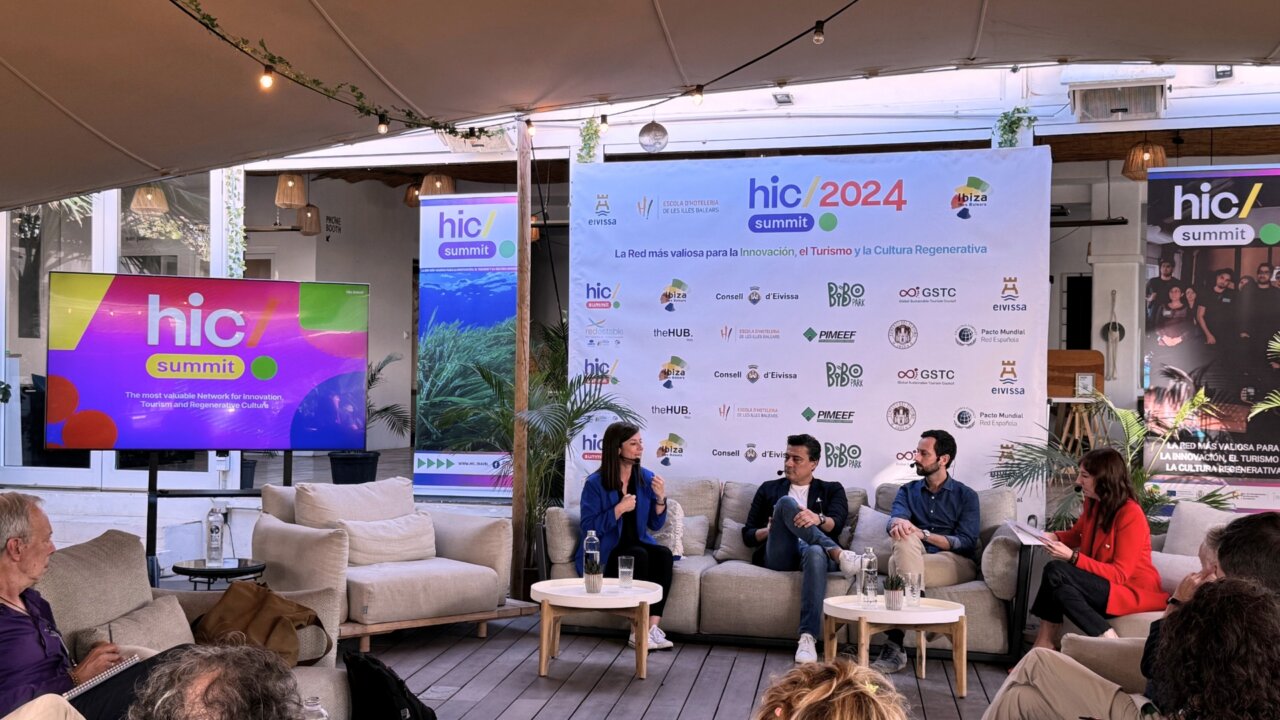 Panel de discusión en el HIC Summit 2025 en Ibiza sobre turismo sostenible.