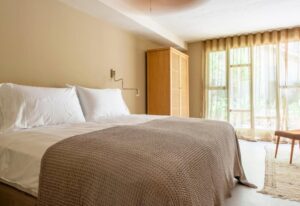 Habitación de hotel en Santa Eulària con decoración moderna y luminosa.