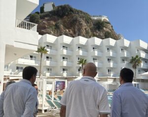 Reunión de hoteleros en Ibiza discutiendo la temporada turística