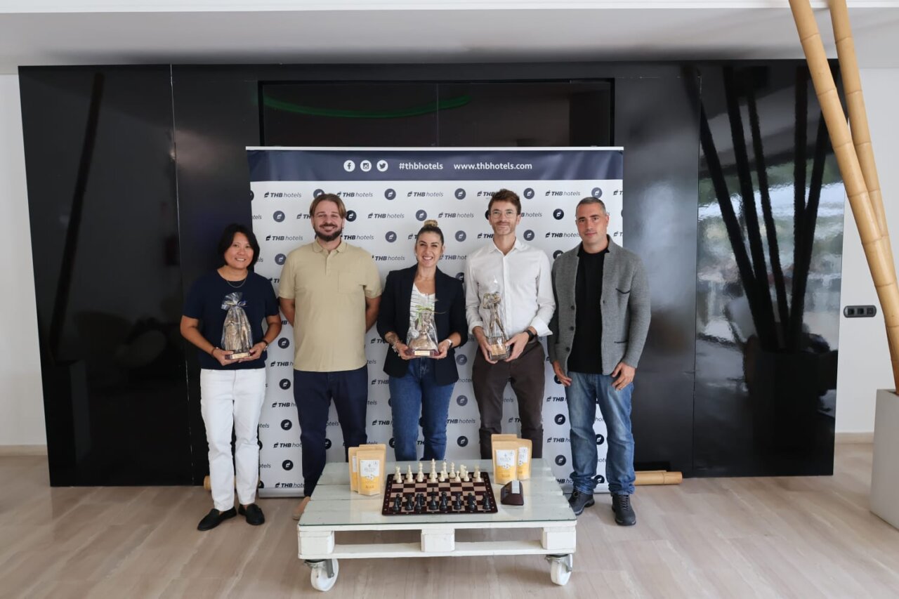 Presentación del Ibiza Chess Festival con participantes y trofeos
