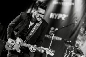 José Ramírez tocando la guitarra en un concierto de blues