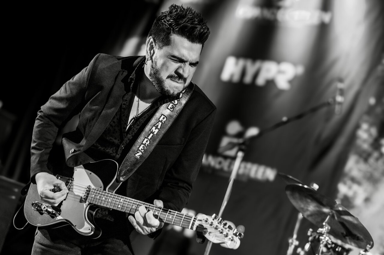 José Ramírez tocando la guitarra en un concierto de blues