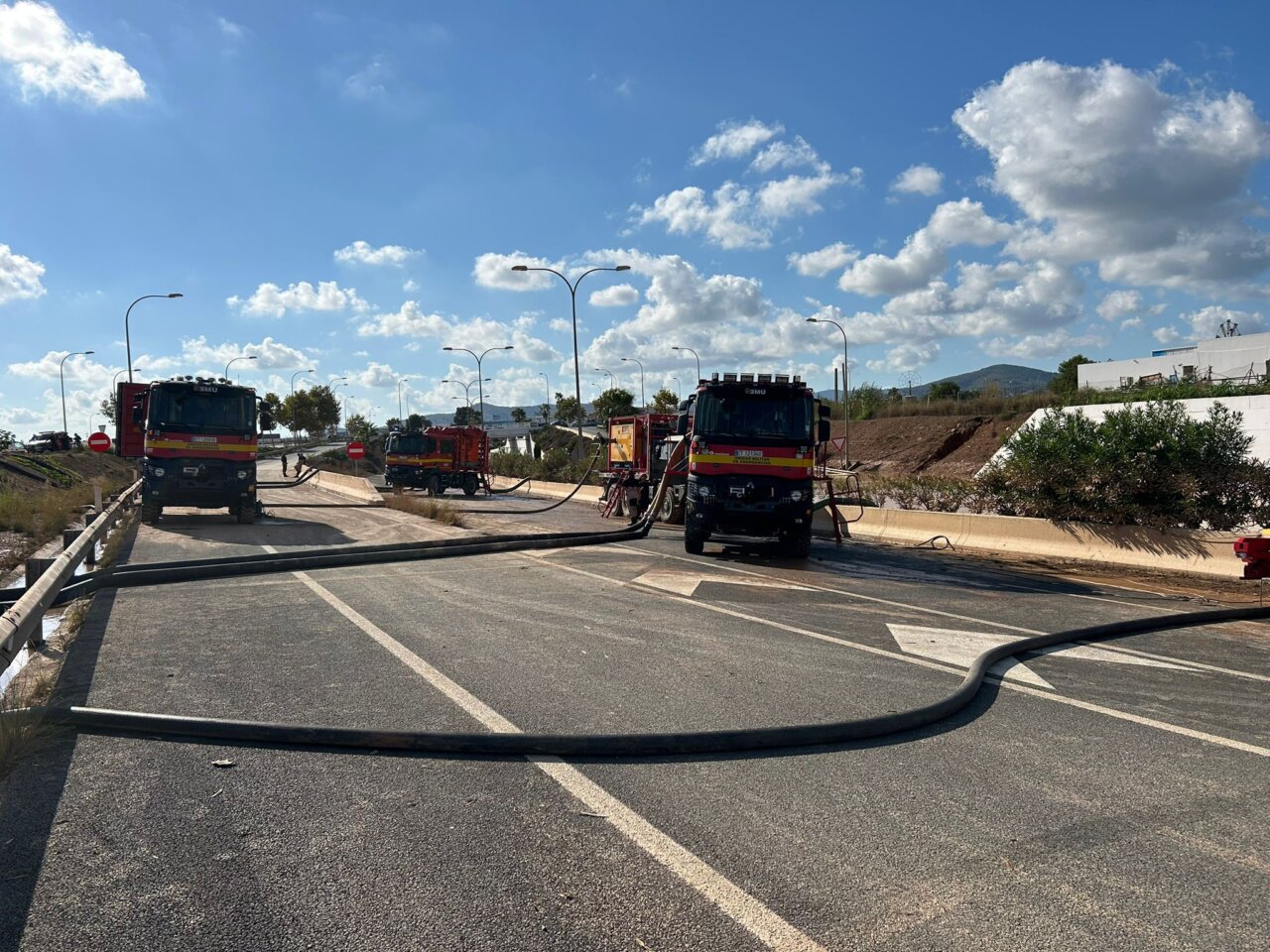 Camiones de bomberos trabajando en la carretera del aeropuerto de Ibiza