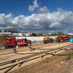 Operativos de emergencia trabajando en la carretera del aeropuerto de Ibiza