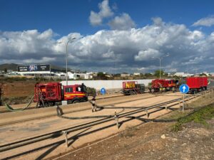 Operativos de emergencia trabajando en la carretera del aeropuerto de Ibiza
