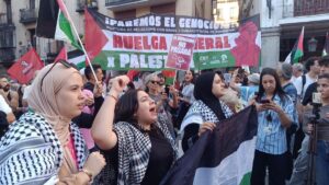 Manifestantes en España con pancartas en apoyo a Palestina