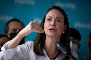María Corina Machado hablando en un evento político