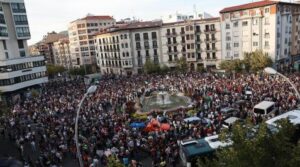 Multitudinaria protesta en la plaza de Merindades en Pamplona