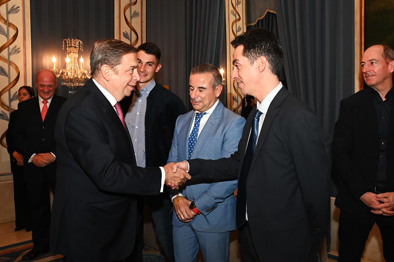 Ministro de Agricultura, Pesca y Alimentación, Luis Planas, con Bartolomé Marí Mayans en la entrega del reconocimiento. Archivo