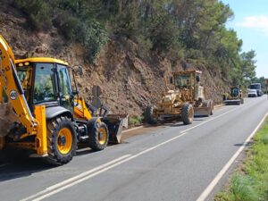 Maquinaria trabajando en la limpieza de carreteras en Ibiza tras tormentas