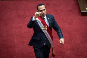 José Jerí asumiendo la presidencia interina de Perú en el Congreso