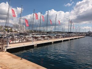 Vista del pantal&aacute;n H en el puerto de Sant Antoni con embarcaciones