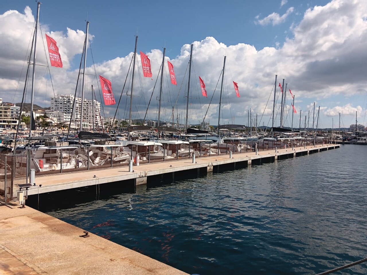 Vista del pantalán H en el puerto de Sant Antoni con embarcaciones