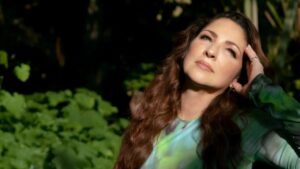 Gloria Estefan reflexionando sobre su vida en un entorno natural