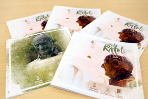 Folletos de las Festes Patronals de Sant Rafel 2025 sobre una mesa