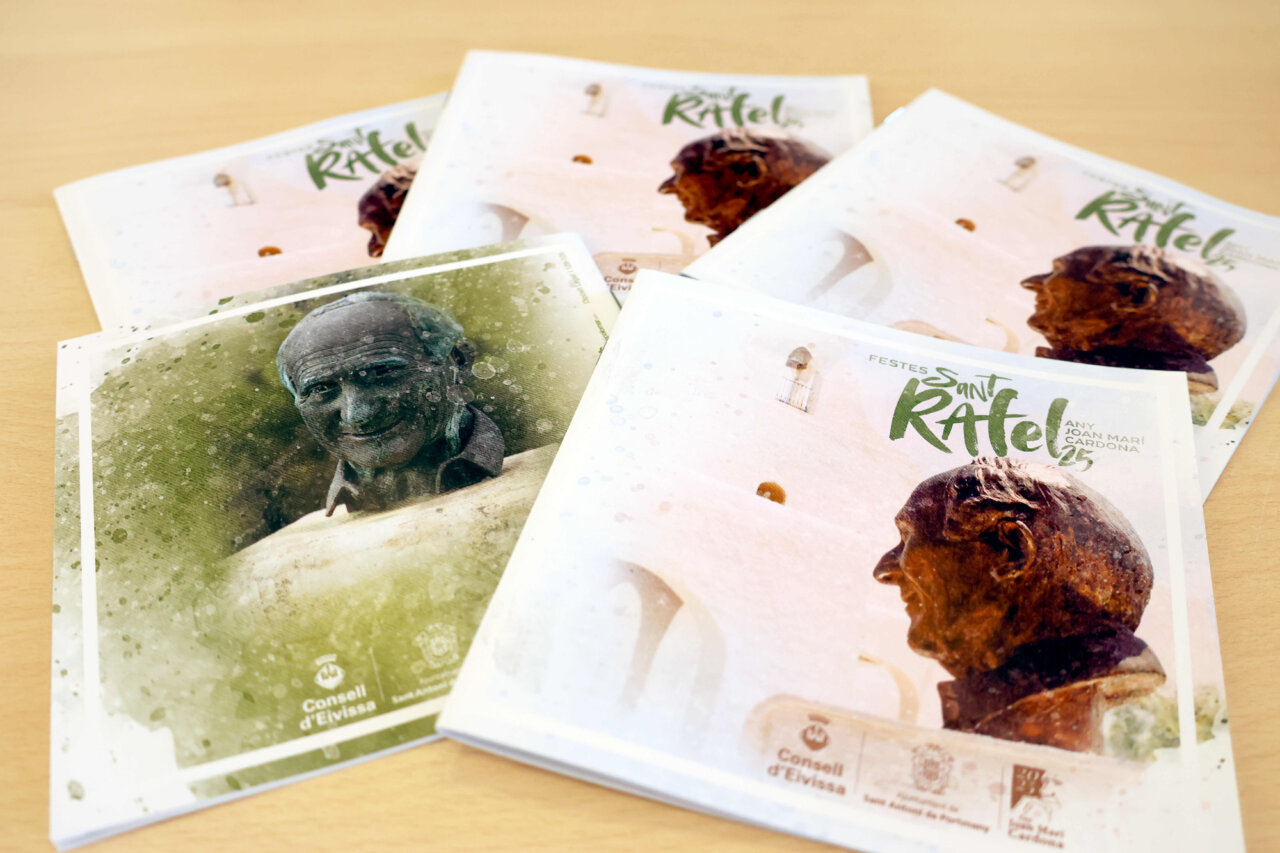 Folletos de las Festes Patronals de Sant Rafel 2025 sobre una mesa
