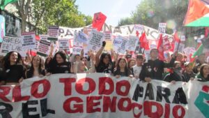 Manifestantes en Madrid sosteniendo pancartas durante protestas por Gaza
